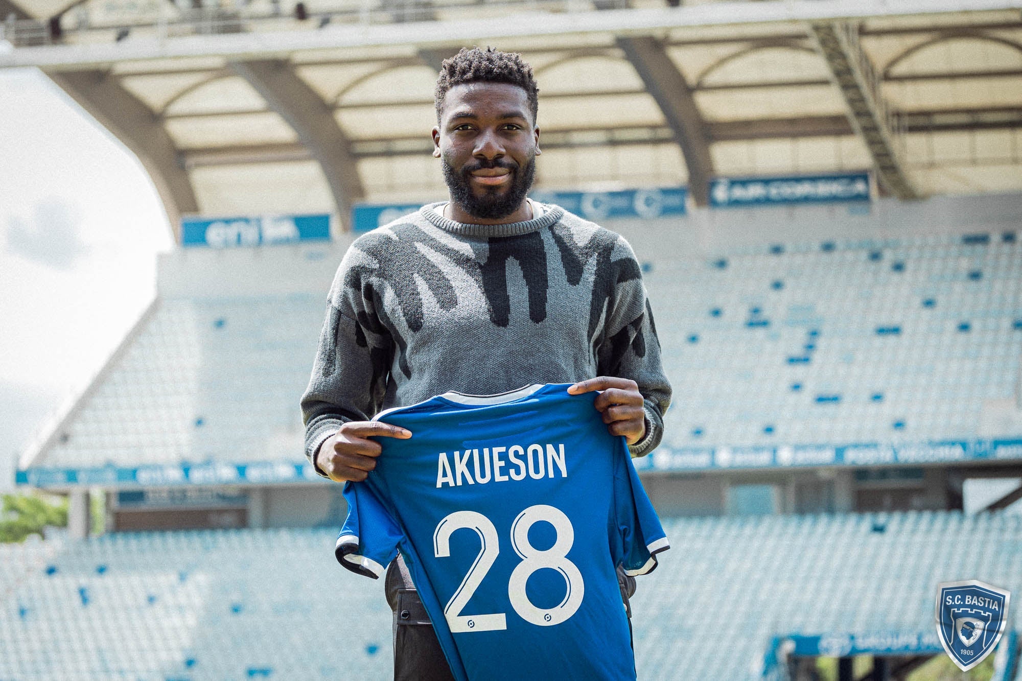 Gustave Akueson s'engage avec le Sporting
